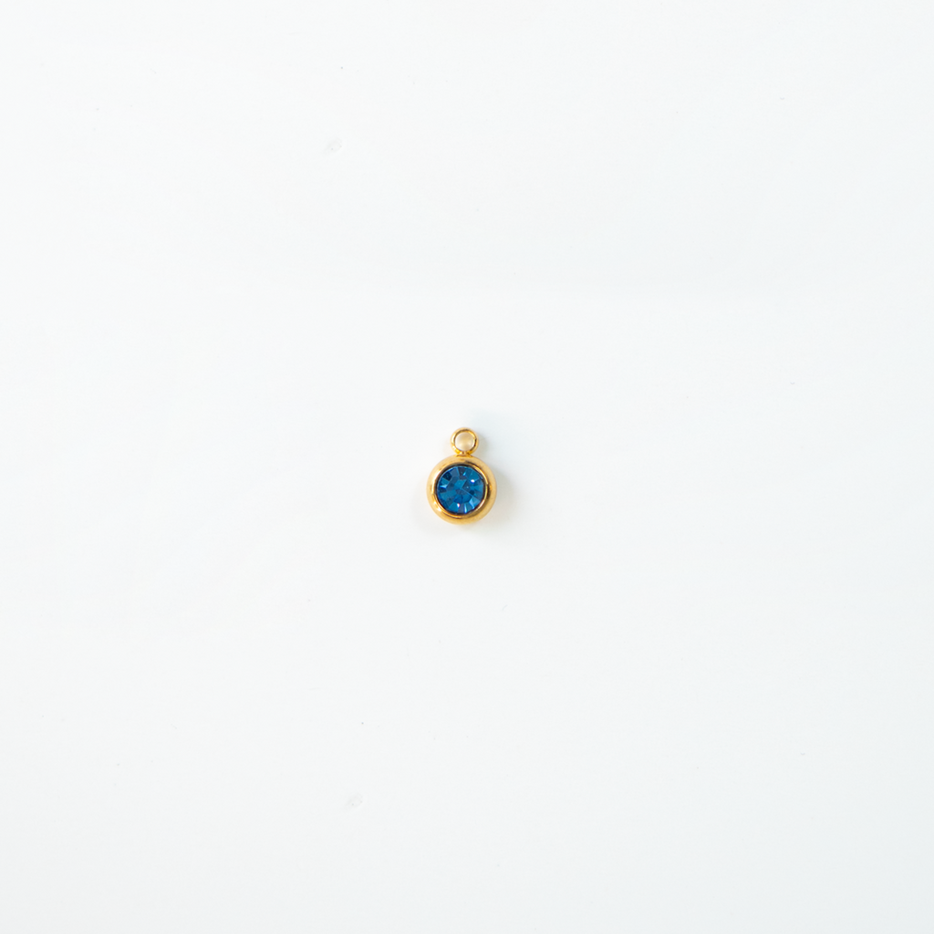 Charm del mes dorados
